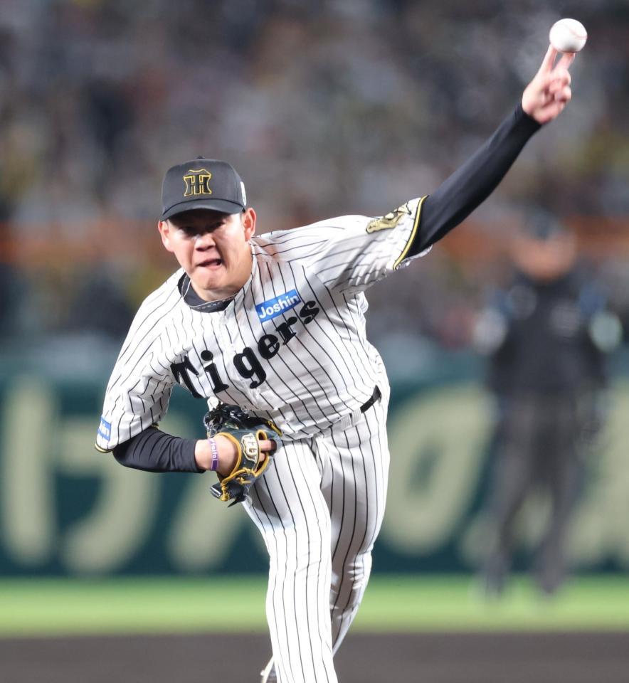 　７回に登板し力投する及川（撮影・西岡正）