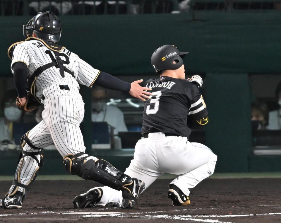 　７回、見逃し三振に倒れる近藤（撮影・飯室逸平）