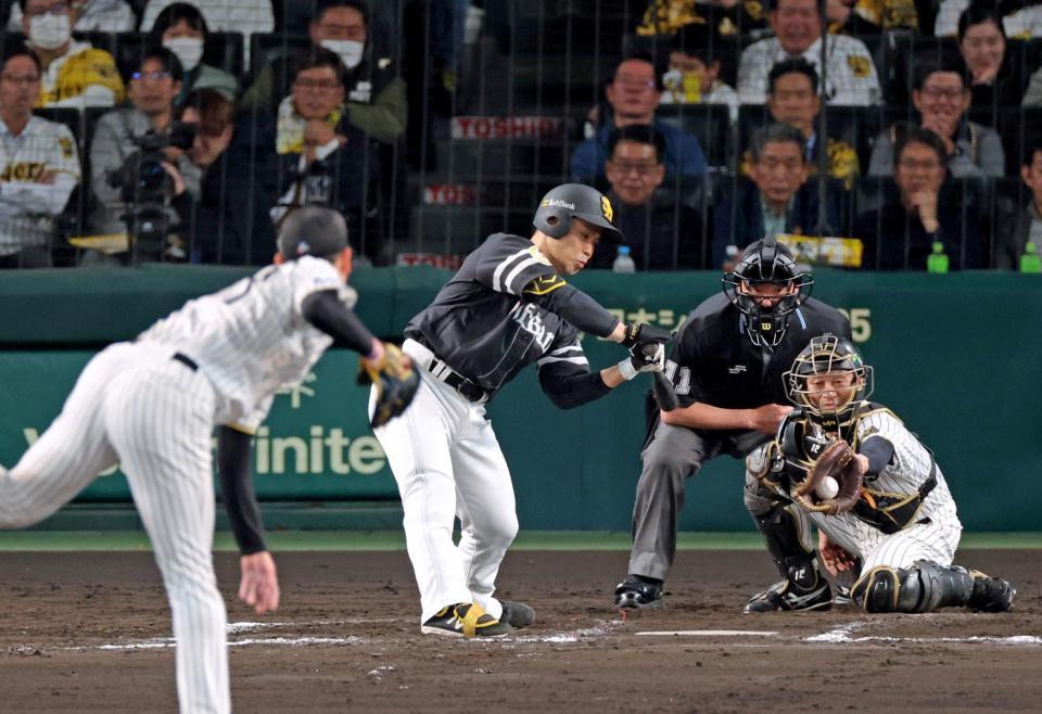 　７回、見逃し三振に倒れる代打・近藤（撮影・立川洋一郎）