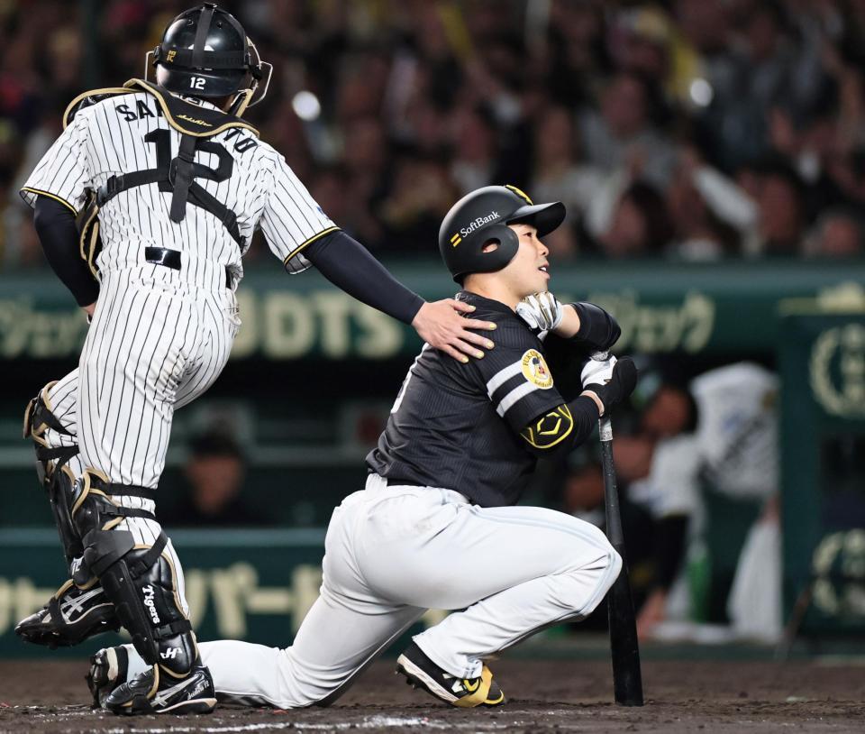 　７回、三振に倒れ座り込む近藤（撮影・田中太一）