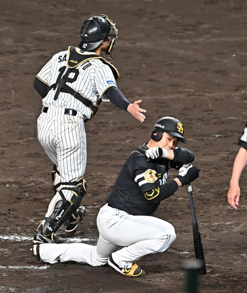 　７回、見逃し三振に倒れ膝をつく代打の近藤（右）＝撮影・西田忠信