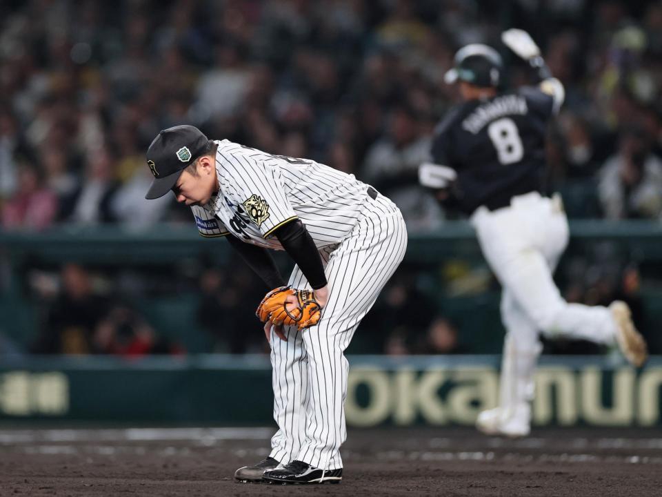 　８回、柳田に同点２ランを許す石井（撮影・田中太一）