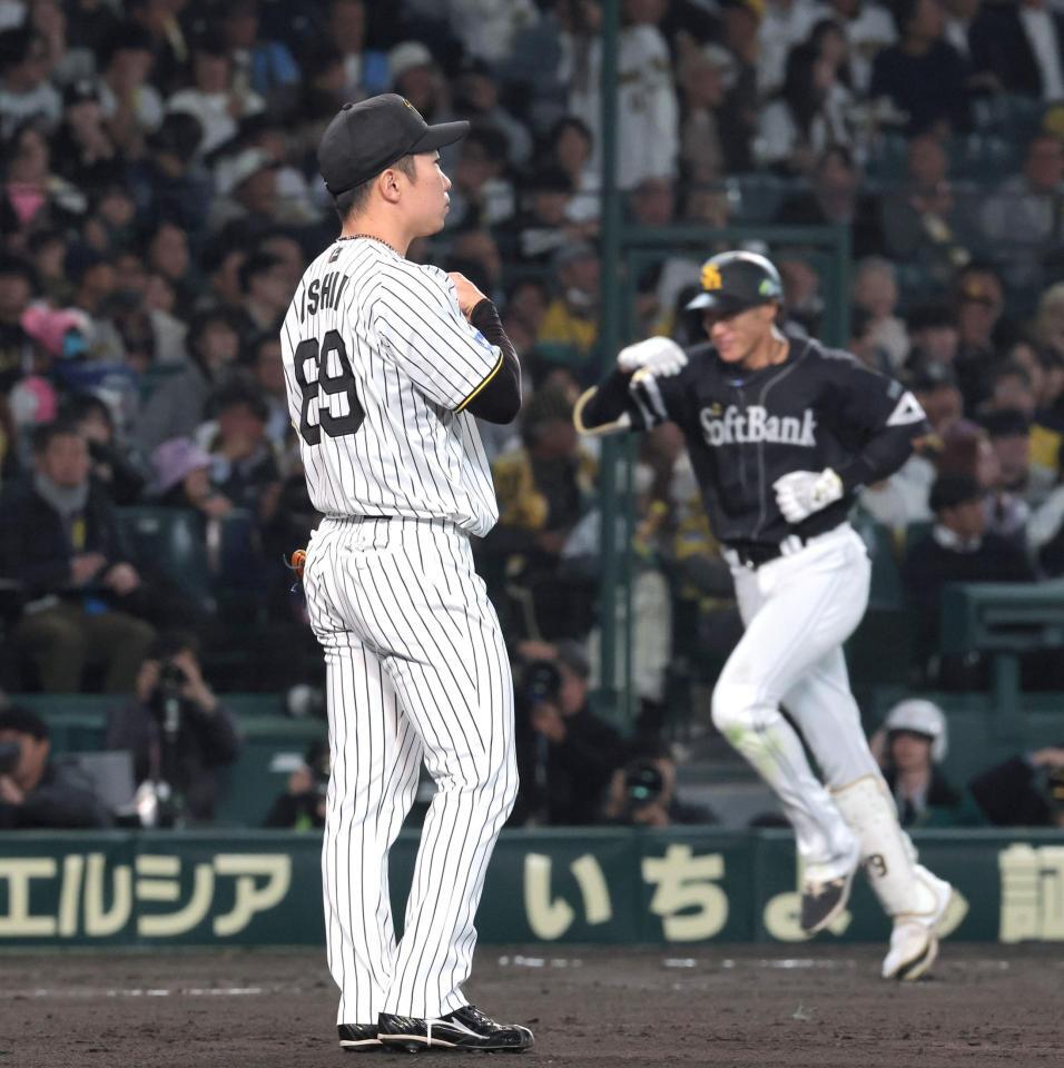 　８回、柳田（右）に同点となる２ランを浴びた石井（撮影・北村雅宏）