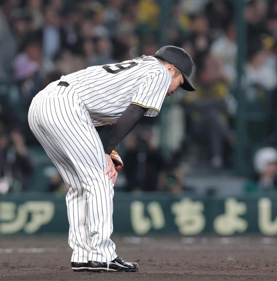 　８回、柳田に同点となる２ランを浴び、膝に手をやる石井（撮影・北村雅宏）