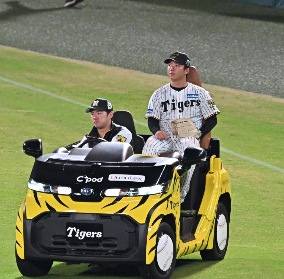 　１０回のマウンドへ向かう村上（撮影・西田忠信）