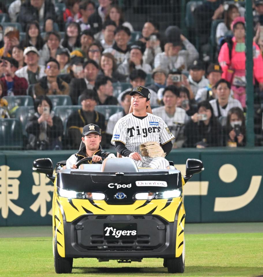 　１０回、リリーフカーでマウンドへ向かう村上（撮影・飯室逸平）