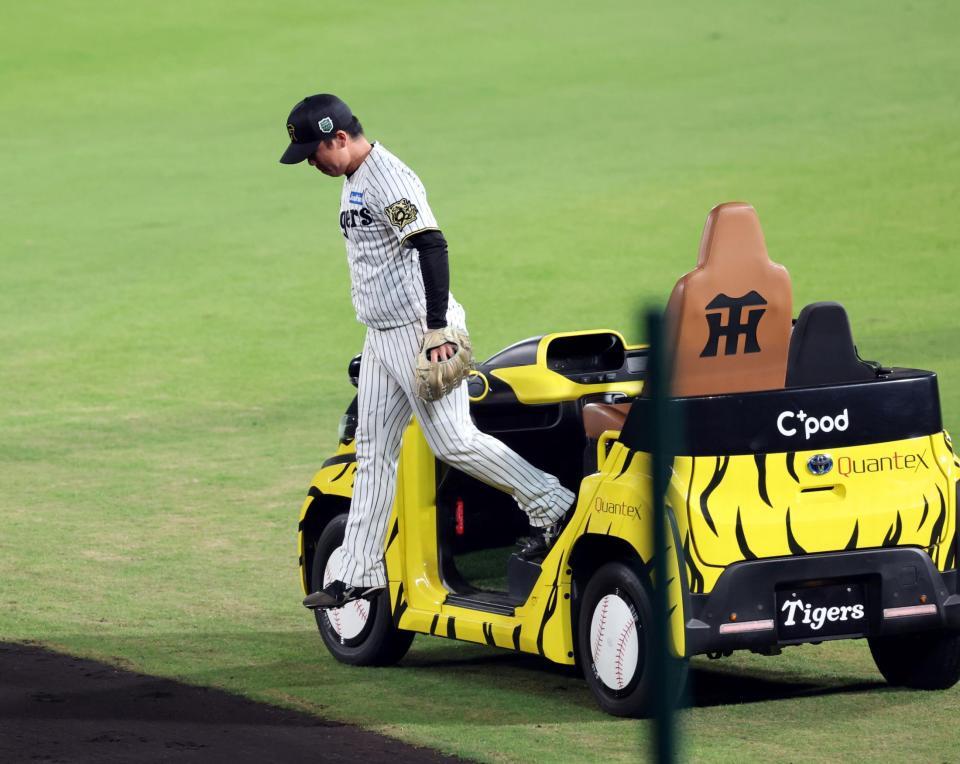 　１０回、村上はリリーフカーからマウンドに向かう（撮影・山口登）