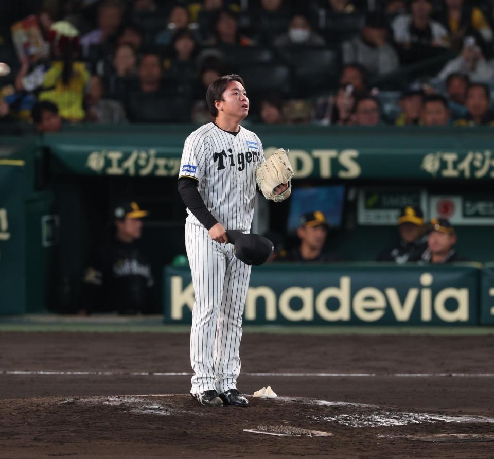 　１０回、登板する村上（撮影・金田祐二）