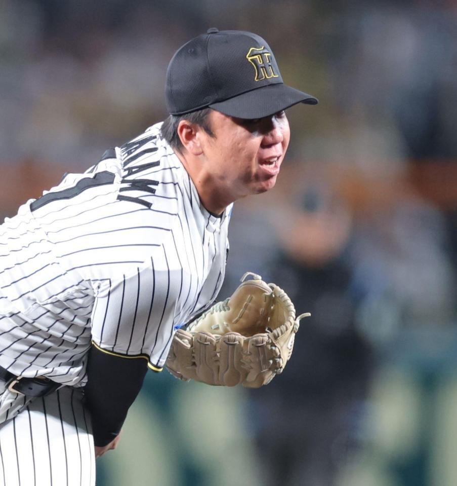 　１０回に登板し力投する村上（撮影・西岡正）