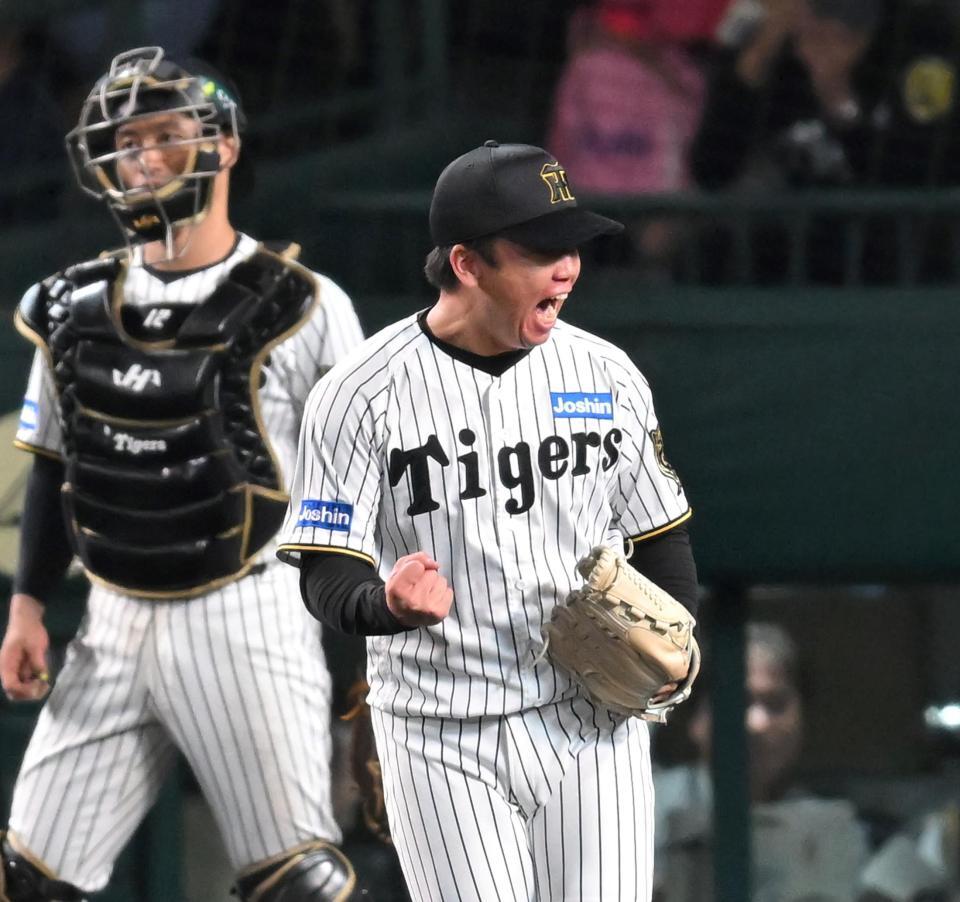 　１０回を抑え、ガッツポーズする村上（撮影・飯室逸平）
