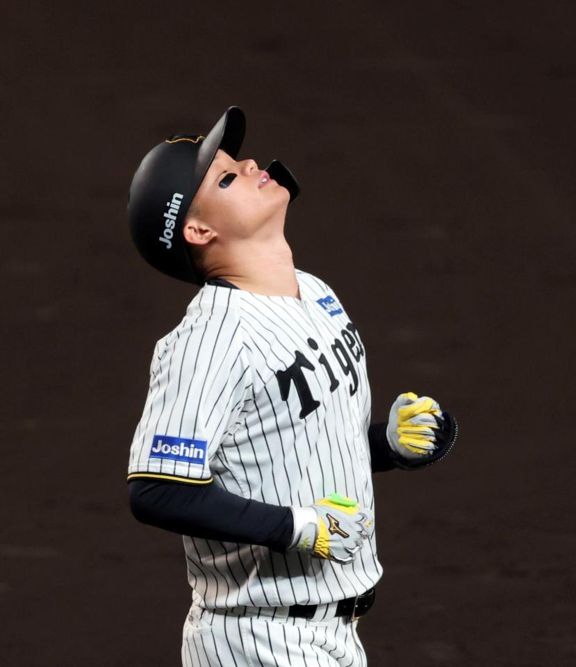 　５回、森下は中飛に倒れ天を仰ぐ（撮影・山口登）