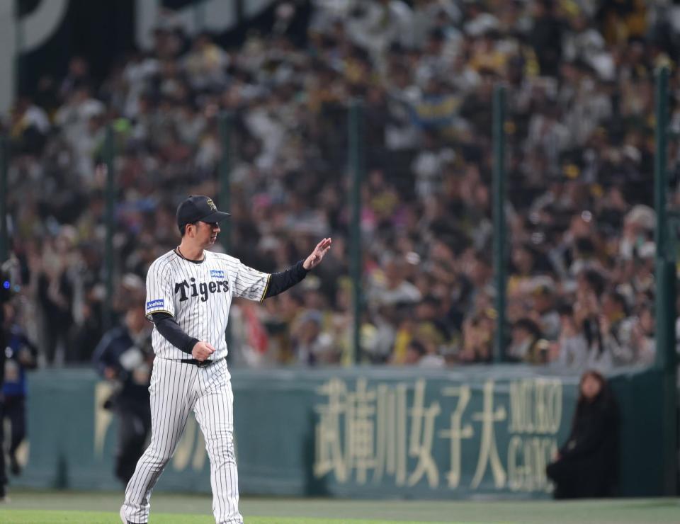 　スタンドに手を振る藤川監督（撮影・西岡正）