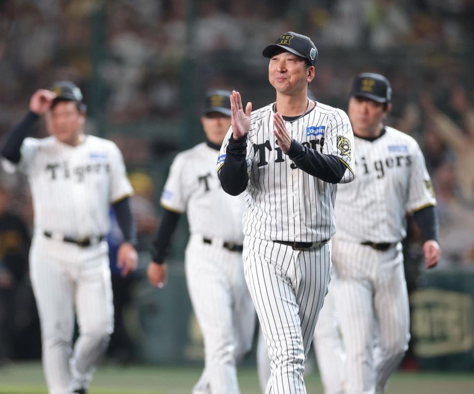 　小久保監督を祝福する藤川監督（撮影・西岡正）