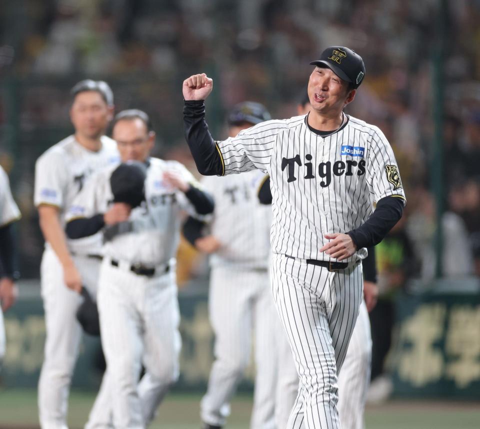 　小久保監督を祝福する藤川監督（撮影・西岡正）