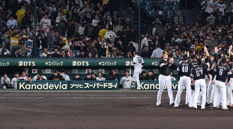 　歓喜のソフトバンクナインを見つめる阪神ナイン（撮影・飯室逸平）