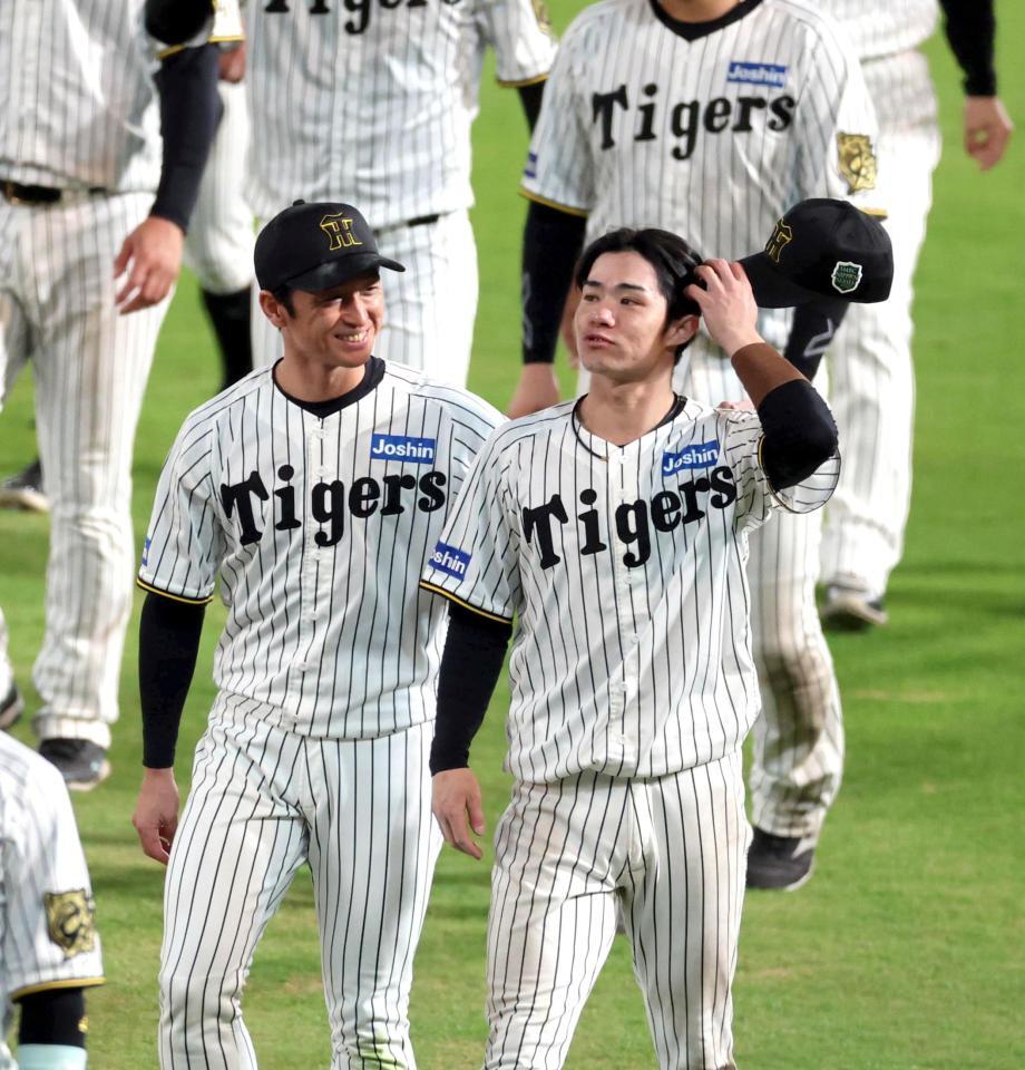 　日本シリーズを終え、近本（左）は中野に声をかける（撮影・山口登）