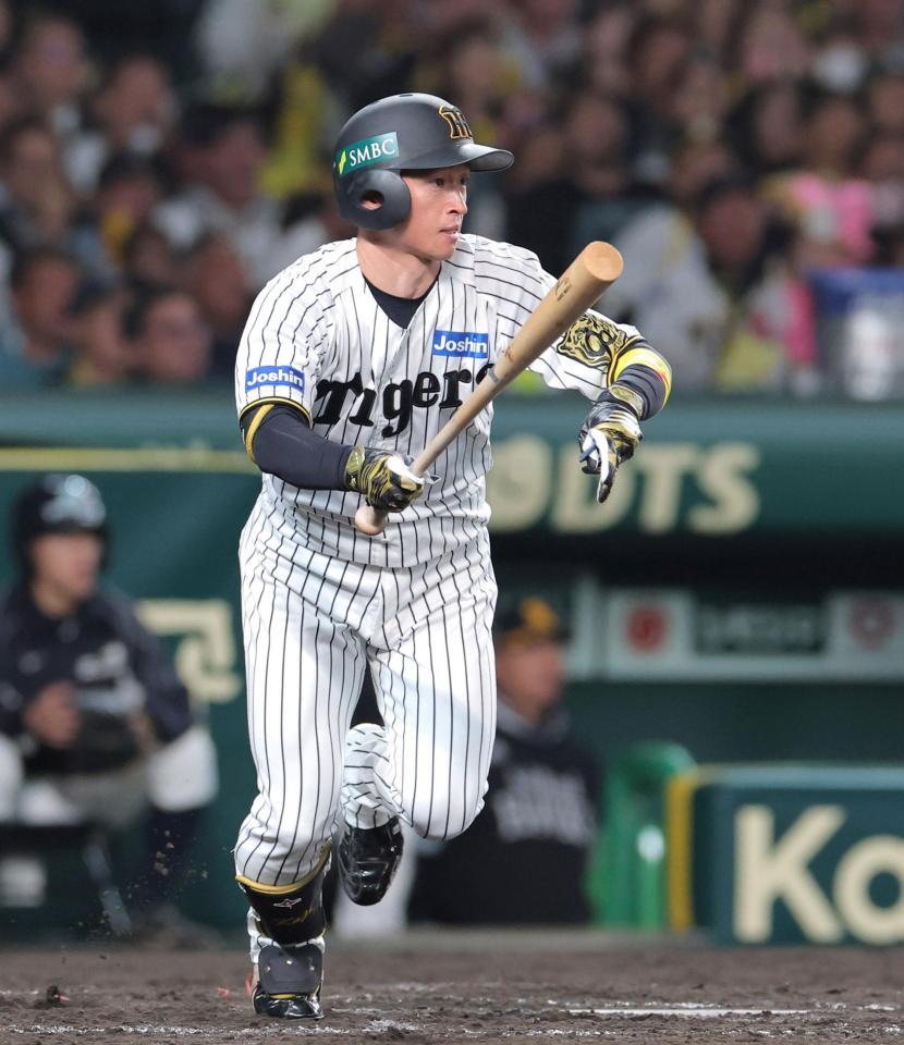 　５回、右前打を放つ近本（撮影・北村雅宏）