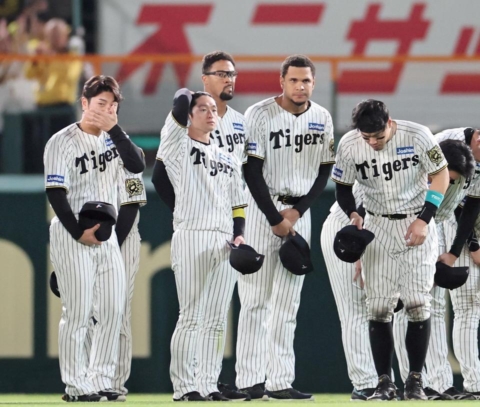 　スタンドにあいさつする近本ら（撮影・田中太一）