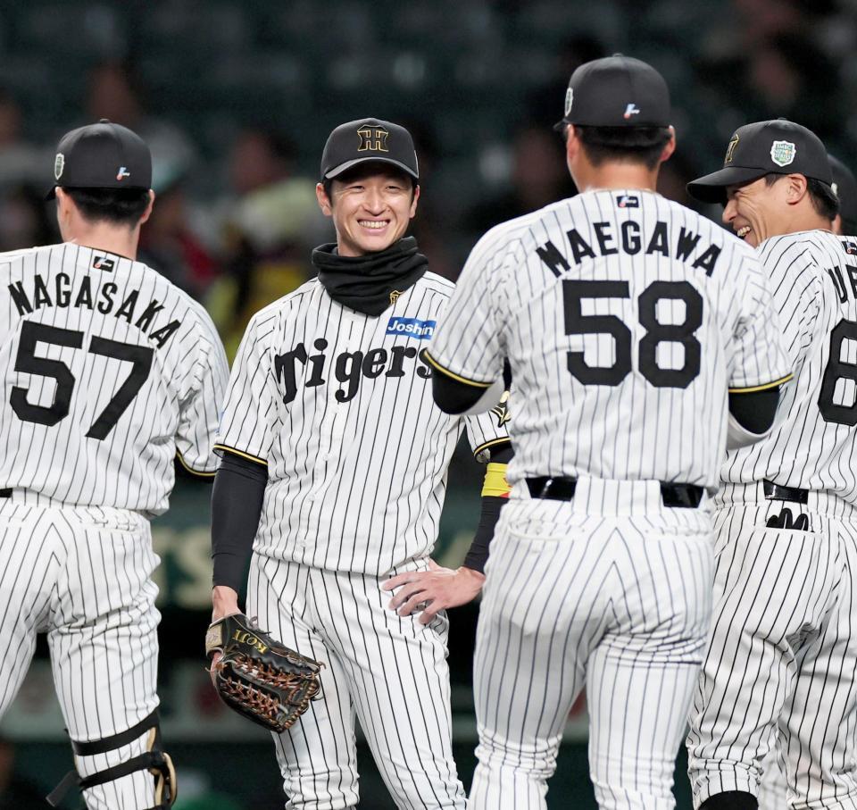 　シートノックを終え、笑顔を見せる近本（撮影・田中太一）