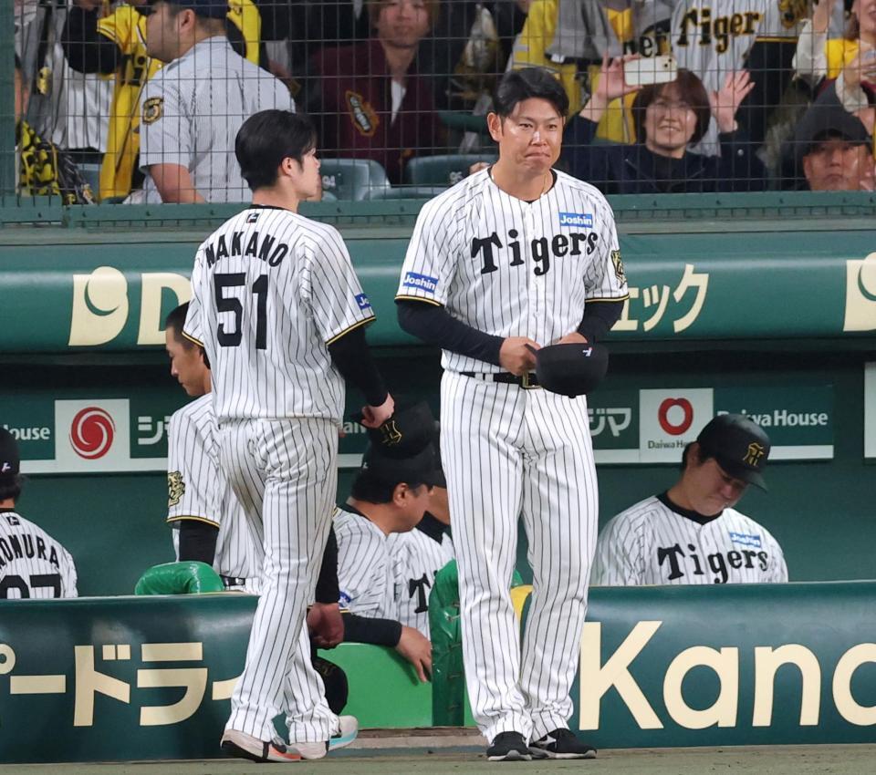 　ベンチ前で振り返り、一礼してグラウンドを去る原口（撮影・立川洋一郎）