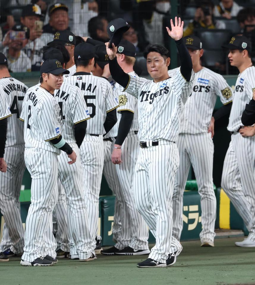 　ファンに声援に応える原口（撮影・金田祐二）