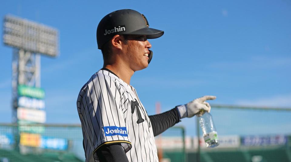 　打撃練習を終えてベンチに戻る原口（撮影・北村雅宏）