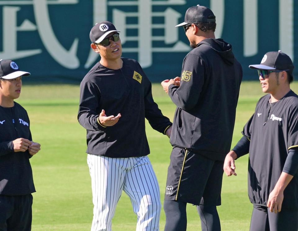 　ヘルナンデス（中央右）と談笑する原口（撮影・立川洋一郎）