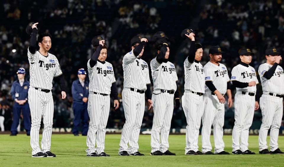 　ソフトバンクに敗れ、ファンにあいさつする藤川監督（左端）ら