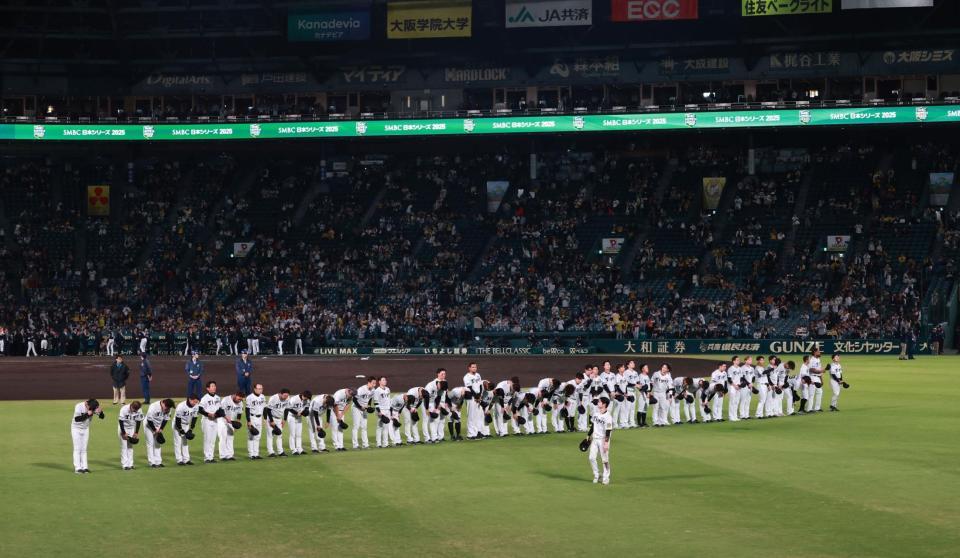　あいさつする阪神ナイン（撮影・金田祐二）