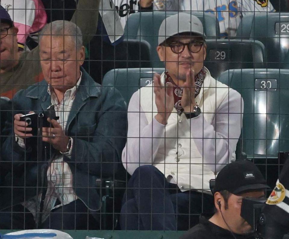 　観戦する渡辺謙（撮影・金田祐二）