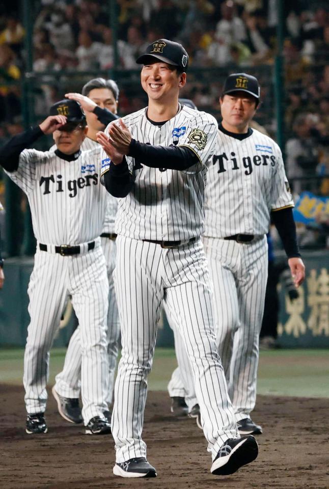 　日本一に輝いたソフトバンクに拍手を送る藤川監督