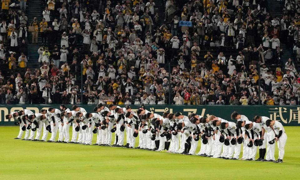 　ソフトバンクに敗れ、ファンにあいさつする阪神ナイン