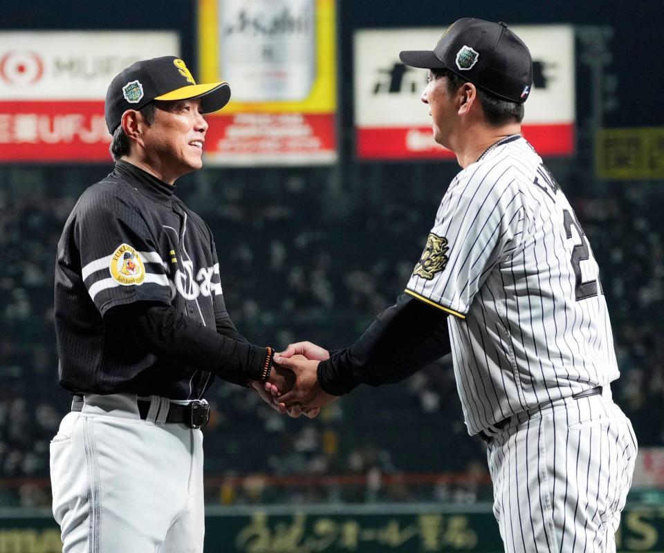 　試合後、健闘をたたえあう小久保監督（左）と藤川監督