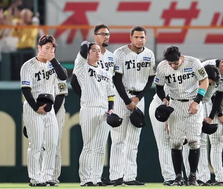 　スタンドにあいさつする近本ら（撮影・田中太一）