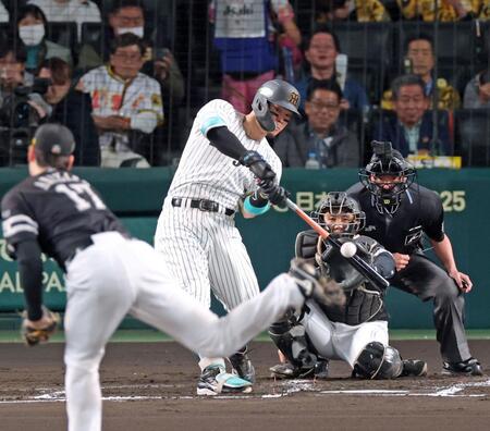 　２回、左前打を放つ佐藤輝（撮影・立川洋一郎）