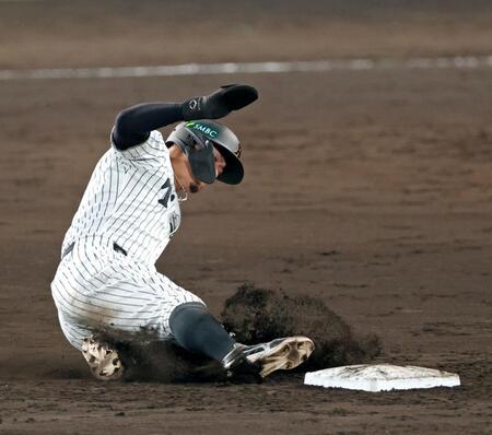 　５回、二盗を成功させる佐藤輝（撮影・立川洋一郎）