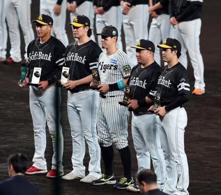 　敢闘選手賞を受賞し写真に納まる佐藤輝（中央）。右から２人目は山川（撮影・山口登）