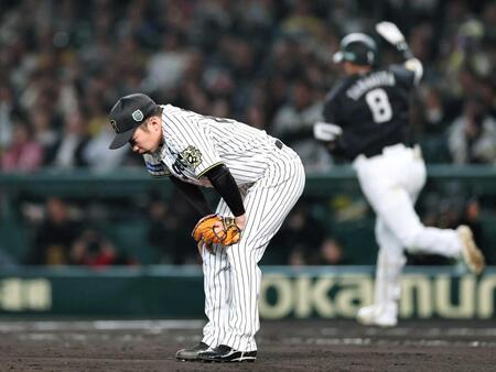 　８回、柳田（右）に同点２ランを許し、肩を落とす石井（撮影・田中太一）