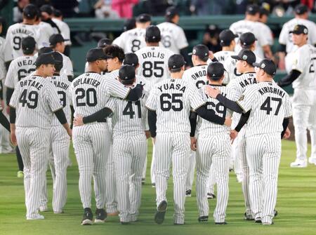 　仲間たちに慰められながら引き揚げる村上（４１）と石井（６９）＝撮影・立川洋一郎