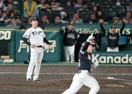　１１回、野村（手前）に勝ち越しソロを浴びた村上（撮影・金田祐二）