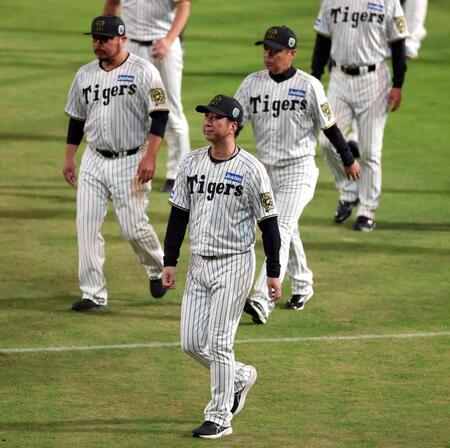 　ファンにあいさつを終え、ベンチに戻る藤川監督（撮影・山口登）