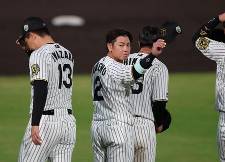 　ファンにあいさつする梅野（撮影・金田祐二）