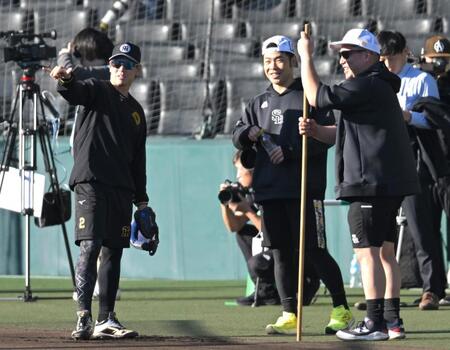 　（右から）山川、近藤と話す梅野（撮影・飯室逸平）