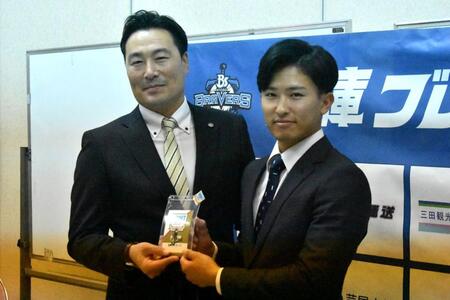 　藤川監督サイン入りのカードを受け取る山崎（右）と筒井担当スカウト