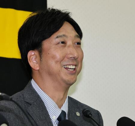 　シーズン終了報告を終え、会見する藤川監督（撮影・田中太一）