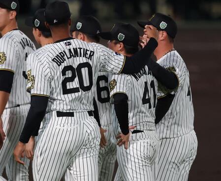 　慰められる村上（撮影・金田祐二）