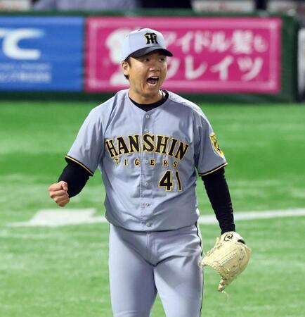 　７回、村上は周東を打ち取りガッツポーズを見せる（撮影・山口登）