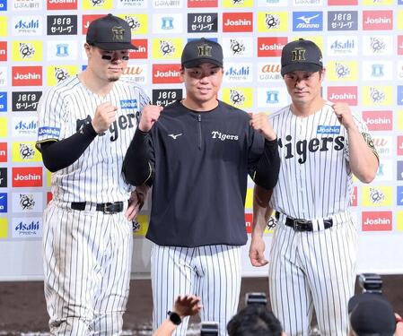 　お立ち台で写真に納まる（左から）佐藤輝、村上、坂本＝９月２６日