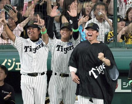 　ＣＳファイナル第１戦の６回、森下が先制打を放ち、大喜びする村上＝１０月１５日