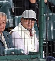 　日本シリーズを観戦する渡辺謙（撮影・山口登）